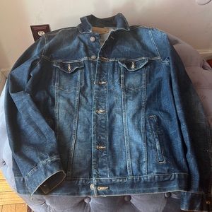 AE .Great condition. Purchased on posh but was too big. Fits more like a XXL